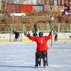 Уже на церемонии награждения от городской федерации хоккея вратарю команды-победителя была вручена защитная экипировка — newsvl.ru