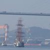 Покидая Нагасаки, барк мастерски прошел под знаменитым мостом Мегами с запасом всего в 7 метров высоты — newsvl.ru
