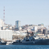 Военные корабли у причала на Корабельной набережной  — newsvl.ru