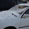 Обледенелые куски снега разбили лобовое стекло, погнули капот и крышу автомобиля — newsvl.ru