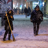 Снег убирают как сотрудники муниципальных служб, так и сами горожане — newsvl.ru