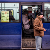 В ожидании автобуса сотни курильщиков травят себя и окружающих сигаретным дымом — newsvl.ru