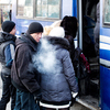 Иногда последнюю затяжку выброшенного под ноги окурка, курильщик выдыхает уже в салоне автобуса — newsvl.ru