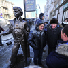 Прохожие в возрасте с первого взгляда узнавали в бронзовой фигуре до боли знакомые черты — newsvl.ru