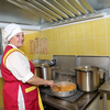 Поварам теперь придется готовить на почти 200 детей — newsvl.ru