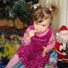 Анастасия Тарунина (на фото 2,5 года). В подарок от Дедушки Мороза получила много конфет, детскую косметику и бижутерию для маленьких принцесс — newsvl.ru