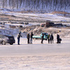 Не задумываясь о собственной безопасности и безопасности окружающих, на лед выезжают владельцы легковых машин, микроавтобусов и даже грузовиков — newsvl.ru