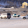 Не задумываясь о собственной безопасности и безопасности окружающих, на лед выезжают владельцы легковых машин, микроавтобусов и даже грузовиков — newsvl.ru