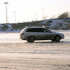 Автовладельцы, носящиеся на своих иномарках по льду замерзшего озера, не видят в подобного рода зимних забавах ничего опасного и, скорее, даже рады почувствовать себя на просторе в роли «шумахеров» — newsvl.ru