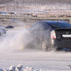 Автовладельцы, носящиеся на своих иномарках по льду замерзшего озера, не видят в подобного рода зимних забавах ничего опасного и, скорее, даже рады почувствовать себя на просторе в роли «шумахеров» — newsvl.ru