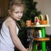 Елизавета, 7 лет, с подарком от Деда Мороза - кухней — newsvl.ru