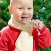 Егор (1 год 1 месяц) стащил игрушку с ёлки — newsvl.ru
