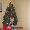 Илье (4 года) среди множества подарков подарили гитару — newsvl.ru