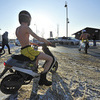 Одевшись по-летнему, мотоциклисты решили сказать "нет" зиме и повеселить прохожих — newsvl.ru