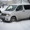 На некоторых участках дорог из-за снежного наката становится невозможным преодолеть спуски и подъемы — newsvl.ru
