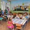 Сейчас в правом крыле детского сада размещаются игровые комнаты, музыкальный зал, санузлы, прачечная, пищеблок — newsvl.ru