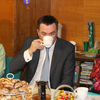 Губернатор позволил себе чашечку чая, однако, все пряники, баранки и конфеты на протяжении полутора часов встречи оставались нетронуты — newsvl.ru