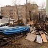 По словам пенсионерки, в её огороде сосед садил картофель, а теперь складывает пиломатериалы — newsvl.ru