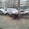 В результате столкновения внедорожник отбросило на тротуар, где он врезался в столб — newsvl.ru