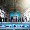 Сцену на Центральной площади украсили праздничными баннерами — newsvl.ru