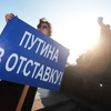 Участники митинга пришли с плакатами и транспарантами, которые призывали к свержению действующей власти — newsvl.ru