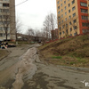 Поток воды льется по дороге, которая пролегает мимо дома № 23 по улице Тобольской — newsvl.ru