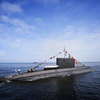 В парадном строю находится 9 единиц военно-морской техники. Экипаж дизельной подводной лодки типа "Варшавянка" приветствует командование — newsvl.ru