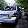 Припаркованный рядом автомобиль получил довольно серьезные повреждения — newsvl.ru