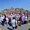 Участники флэшмоба на Золотом мосту — newsvl.ru