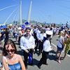 Участники флэшмоба на Золотом мосту — newsvl.ru