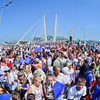 Участники флэшмоба на Золотом мосту — newsvl.ru