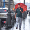 Жители с самого утра запаслись зонтами... — newsvl.ru