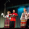 На сцене фольклорный ансамбль "Традиция" — newsvl.ru
