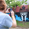 На фестивале граффити нашлось достаточно желающих запечатлеть рисунки на камеру — newsvl.ru