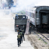 Боевое подразделение штурмует вагон с террористами и заложниками  — newsvl.ru