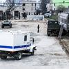 К месту штурма подъезжает машина для обезвреженных террористов  — newsvl.ru