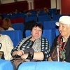 В кинотеатр пришли люди разных возрастов, чтобы отыскать себя на кадрах демонстрации — newsvl.ru