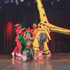 Акробатическими трюками и яркими костюмами впечатляли танцоры зрителей — newsvl.ru