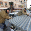 Вокруг фонтанов бригада рабочих ВПЭС возводит деревянный каркас, который обшивается металлопрофилем — newsvl.ru