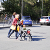Родители с детьми подходят к месту начала шествия — newsvl.ru