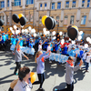 Участники шествия пришли с праздничными плакатами и транспарантами — newsvl.ru