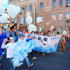 Участники шествия пришли с праздничными плакатами и транспарантами — newsvl.ru