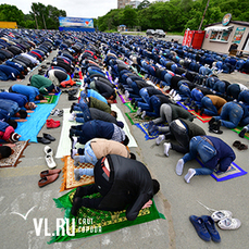 Мусульмане Владивостока на утренней молитве начали отмечать Ураза-Байрам 