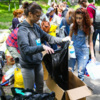 После сбора мусор фасуют и везут в центральную Россию на переработку — newsvl.ru