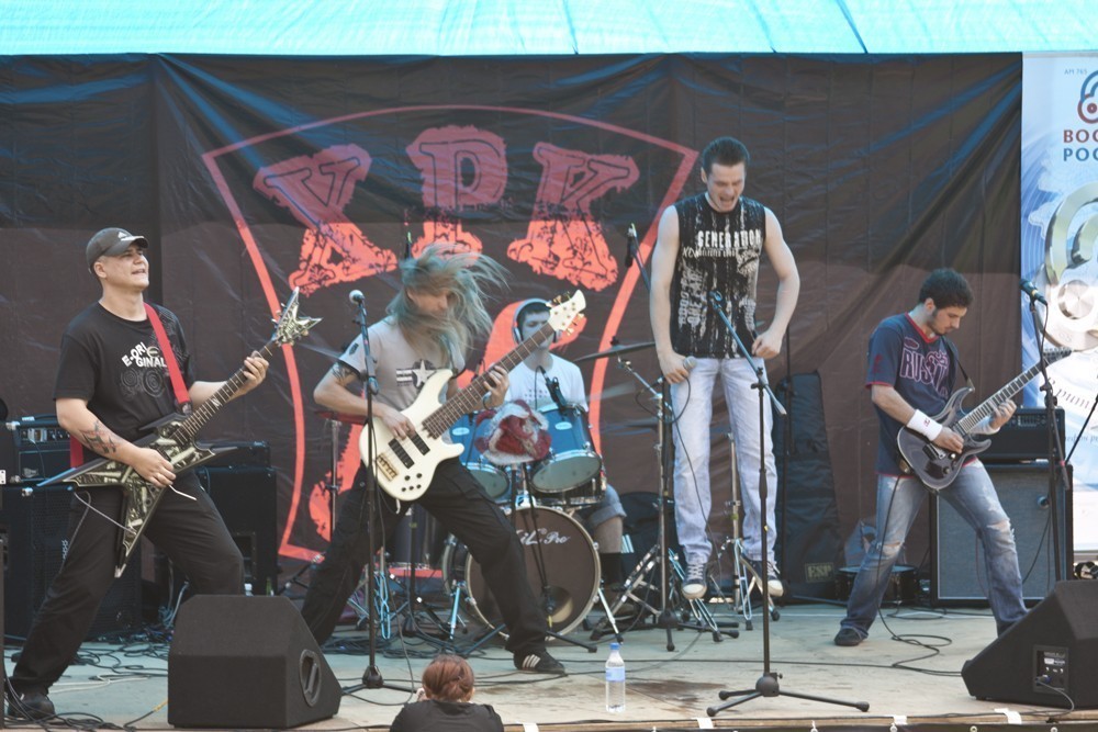 Какая группа сегодня выступает в москве. Выступление группы. Гаражные коллективы. Хабаровские рок группы. Группа выступает.