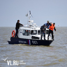 В районе мыса Вятлина спасли двух рыбаков, которых уносило в море на резиновой лодке