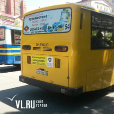 Во Владивостоке водители автобусов остановились посреди проезжей части и устроили скандал 