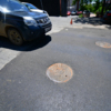 Водители опасаются, что вскоре люки могут осесть и на дороге появятся новые ямы — newsvl.ru
