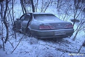 Третий участник аварии – автомобиль Toyota Cresta -  вылетел в лесополосу. — newsvl.ru
