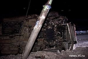 По словам водителя, авария произошла из-за того, что заднее левое колесо пошло на выстрел. — newsvl.ru